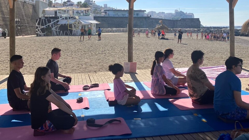 Un grupo de alumnos del Siete Colinas, practicando yoga en El Chorrillo