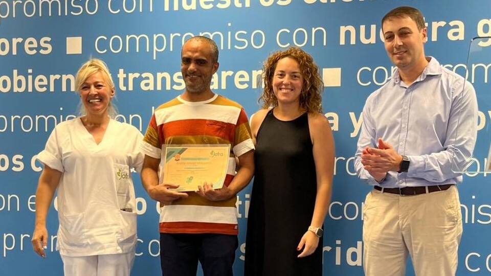 Un usuario de Plena Inclusión, posando junto a un diploma expedido por Endesa