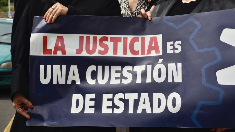 Concentración del Ilustre Colegio de Abogados a las puertas del Palacio de Justicia / Alejandro Castillo