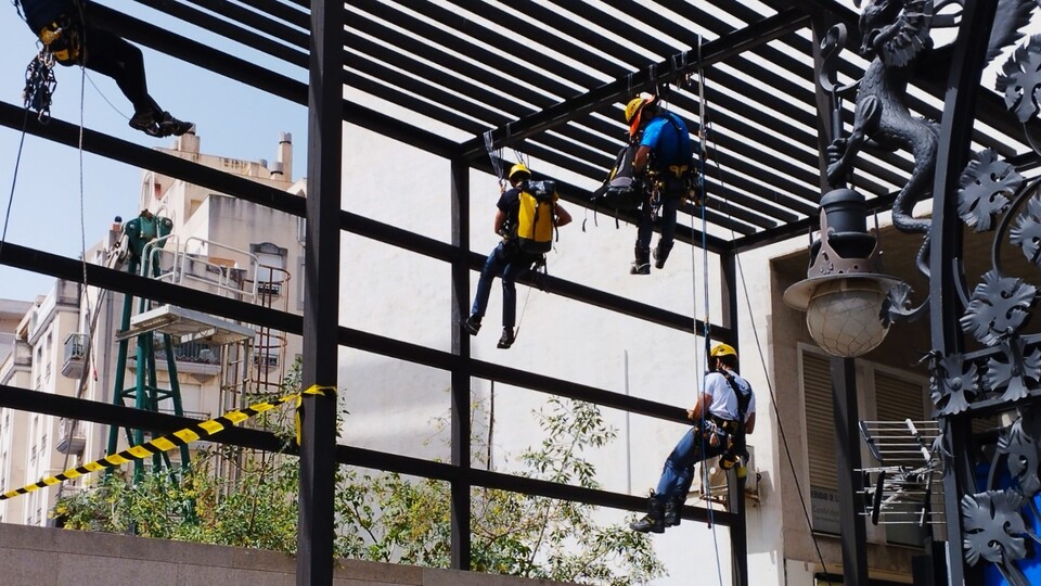 Bomberos simulacro ejercicio rescate vertical