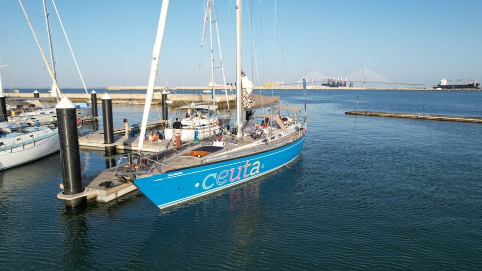 El swan 'Ceuta', atracado en el puerto deportivo de Cádiz