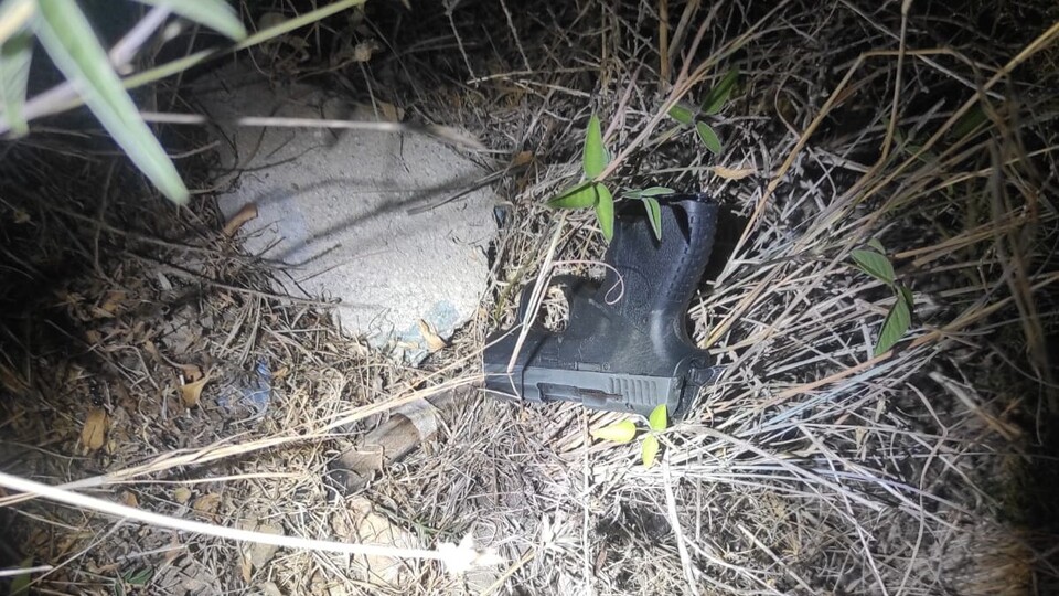 Pistola de 9 mm incautada por la Policía local en un control de tráfico