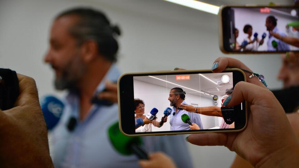 Adil Mohamed, durante un encuentro con los medios