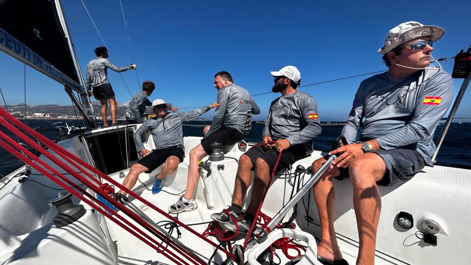 La tripulación del 'Ceuta Emociona', durante una regata en aguas del Estrecho