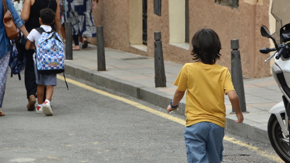 Vuelta al cole 2023 niños niñas padres madres colegio