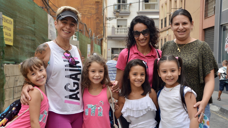 Vuelta al cole 2023 niños niñas padres madres colegio
