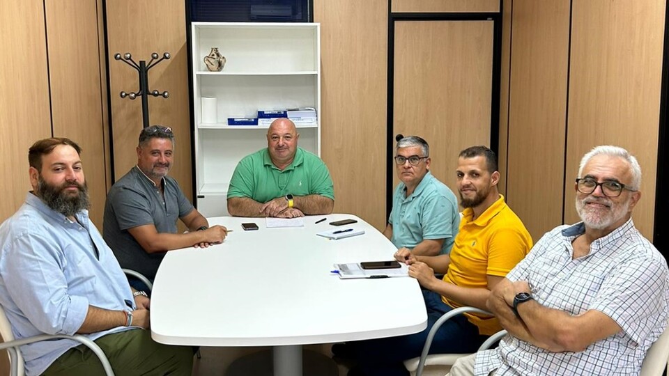 Reunión entre Nicola Cecchi y el equipo encargado de coordinar las obras del Mercado Central