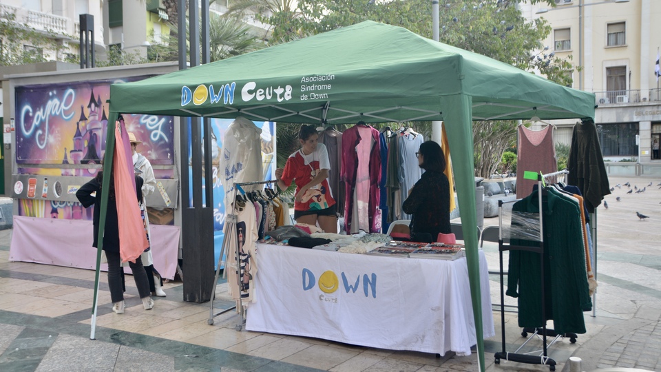 Asociación Síndrome Down mercadillo solidario ropa donativos plaza de Los Reyes