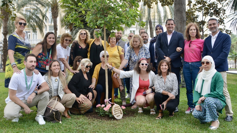ACMUMA AECC cáncer de mama plantación árbol día mundial plaza de África 2023
