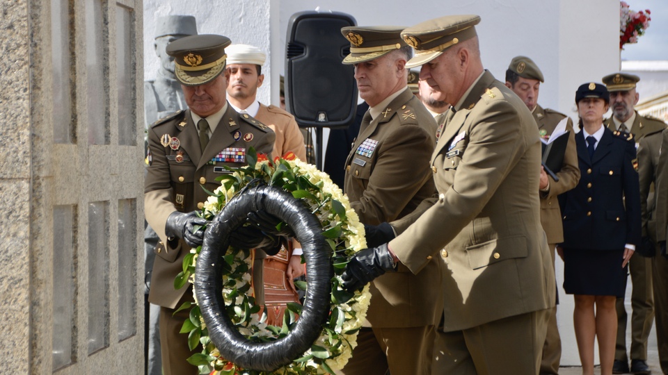 Homenaje caídos día muertos difuntos cementerio santa catalina ejército militares vivas