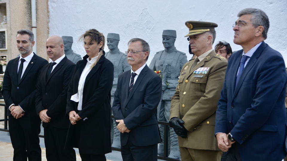 Homenaje caídos día muertos difuntos cementerio santa catalina ejército militares vivas