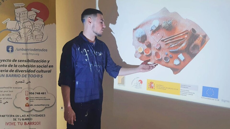 Alejandro Izquierdo, durante una clase de pintura en el local social de Príncipe Alfonso