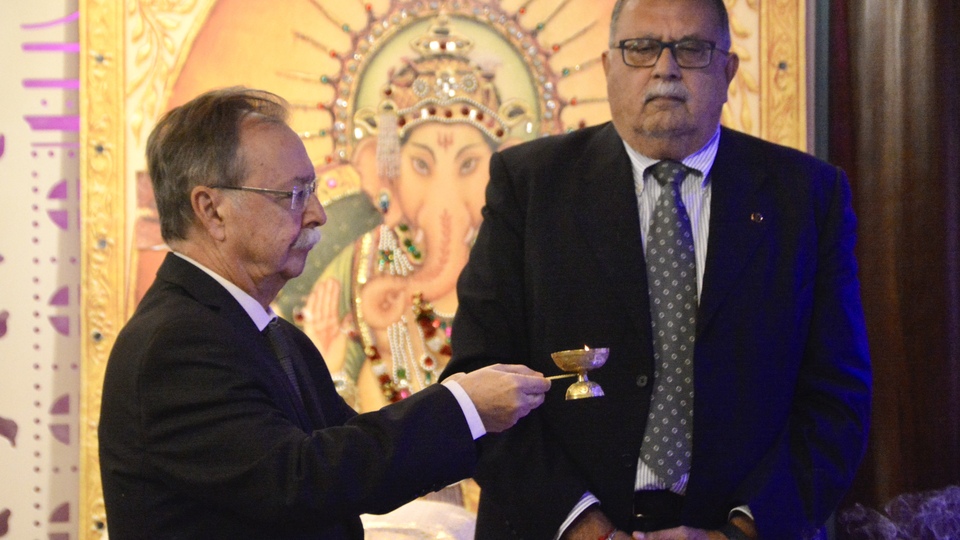 Diwali encendido alumbrado comunidad hindú luces 2023