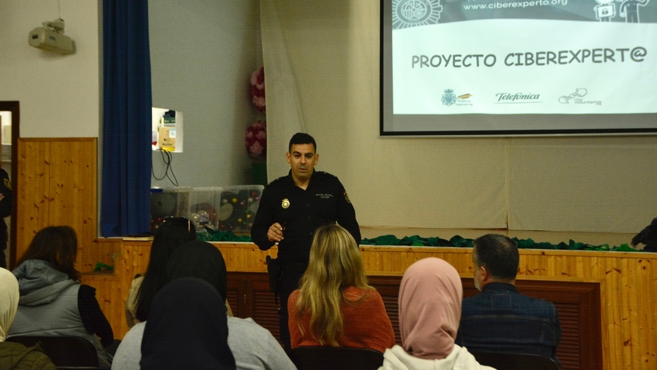 Policía Nacional charla formativa ciberacoso internet menores padres Lope de Vega