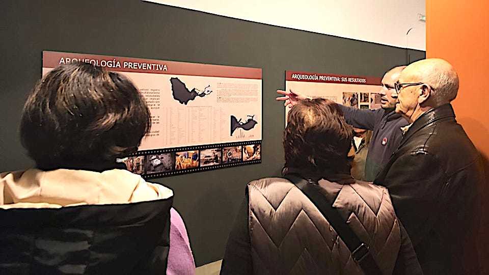 El inicio de la exposición arqueológica sobre la Almina