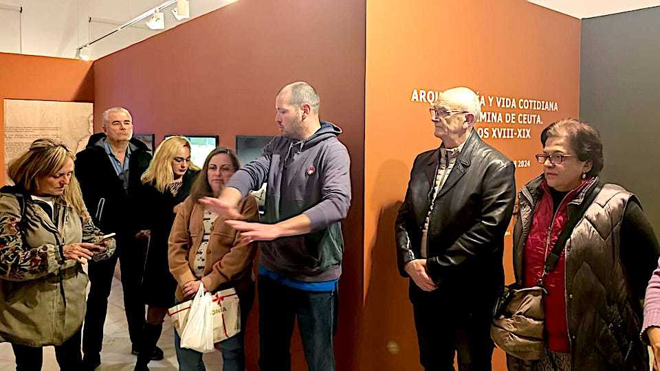 Álvarez en la primera visita guiada a la exposición
