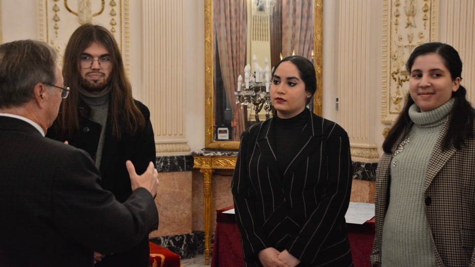 Premios Excelencia Académica educación estudiantes universidad dinero recompensa cheque metálico