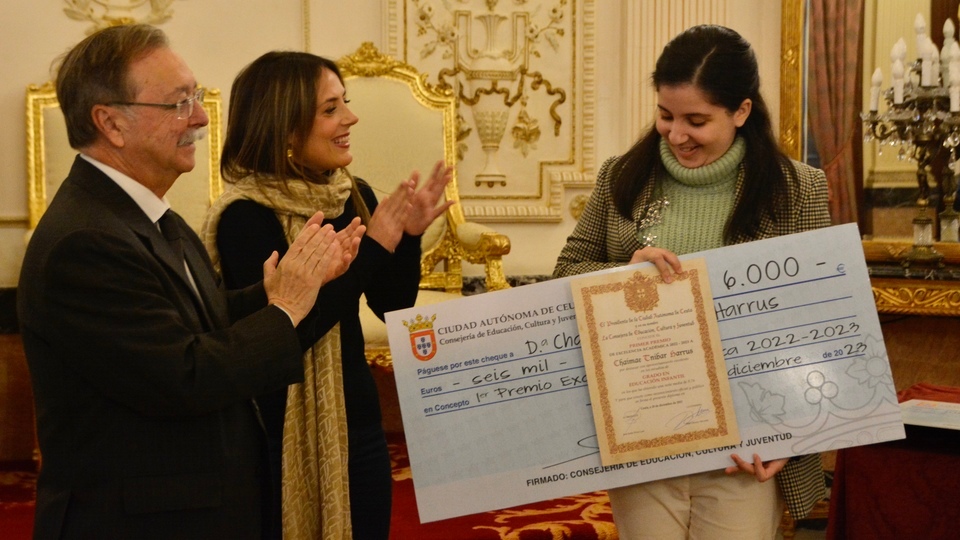 Premios Excelencia Académica educación estudiantes universidad dinero recompensa cheque metálico