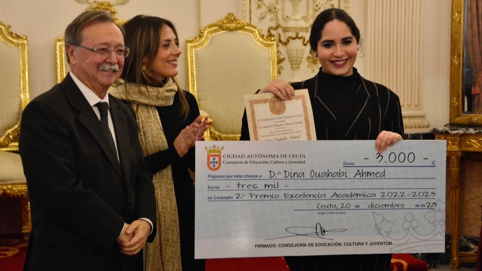 Premios Excelencia Académica educación estudiantes universidad dinero recompensa cheque metálico