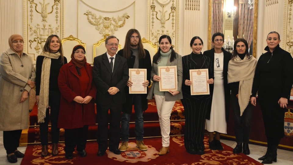 Premios Excelencia Académica educación estudiantes universidad dinero recompensa cheque metálico