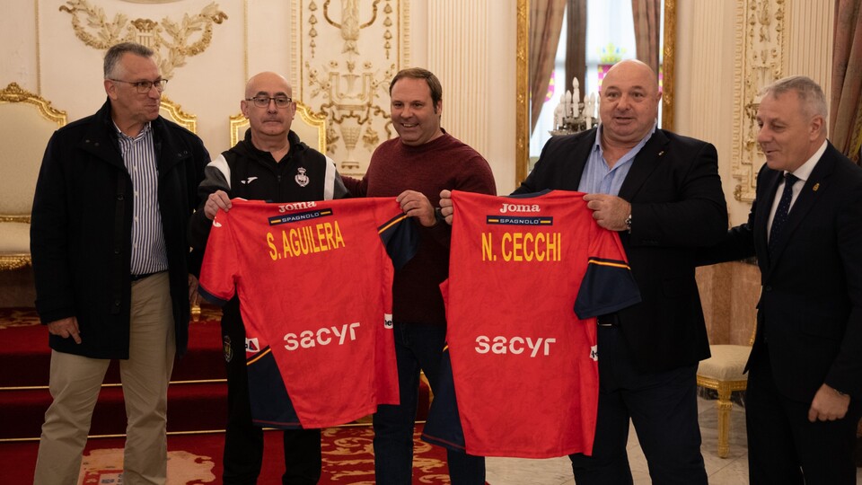 Sergio Aguilera y Nicola Cecchi, posando junto a dos camisetas con su nombre