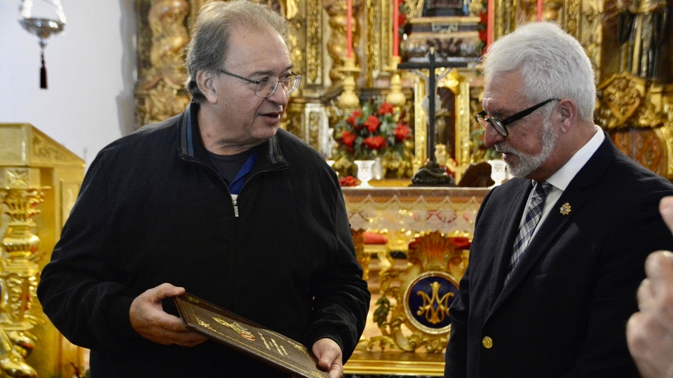 Consejo de Hermandes y Cofradías Iglesia de África entrega guardas pregón Semana Santa 2024