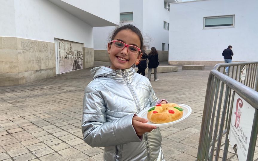 Una joven con su roscón. /A.I.