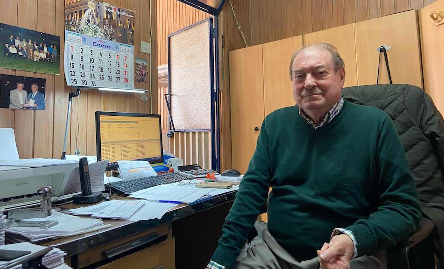 Rafael Atencia en su despacho de la oficina de venta de billetes de Renfe, en la Plaza Vieja. /A.I.