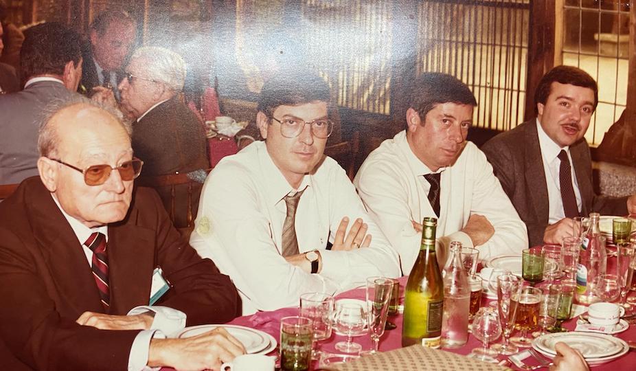 Los hermanos Atencia junto a su padre durante un viaje a Madrid.