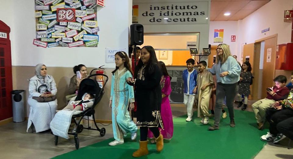 Jóvenes durante el pase de modelos en el Instituto de Idiomas de Ceuta.