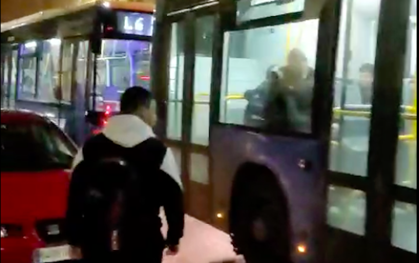 El hijo de José Castellón esperando el autobús.