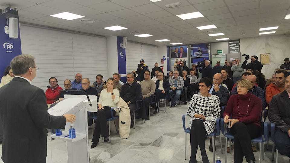 Asistentes a la charla en la sede del PP