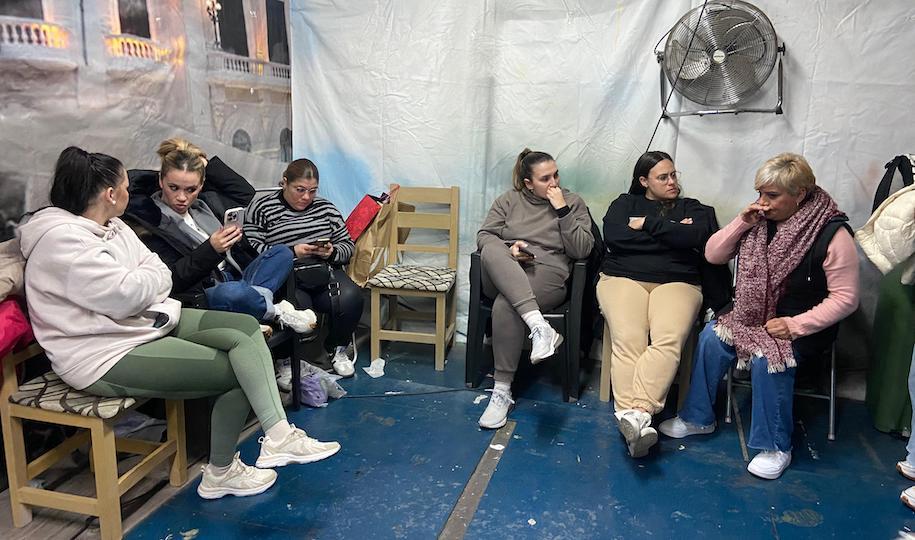 Asistentes al local de ensayo de 'Los Lengüetas'.