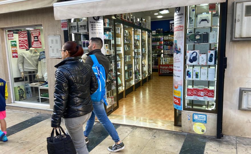 Exterior de un comercio de tecnología.
