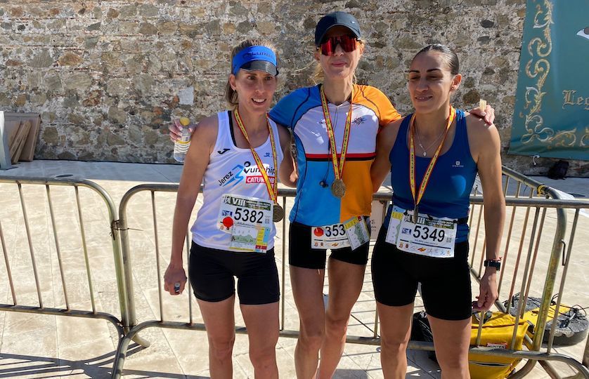 Las tres primeras clasificadas en la prueba corta femenina de la VIII Cuna de la Legión.