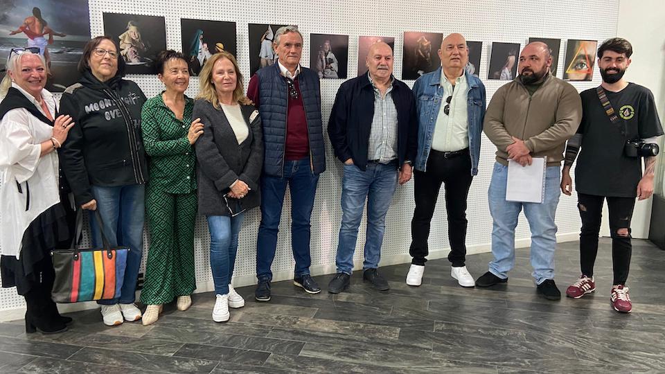 Asistentes a la presentación de la exposición de Marisa Fernández.
