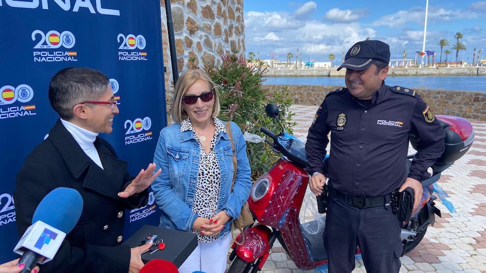 Ana Victoria Gómez, ene l centro, recibiendo las llaves de la motocicleta.
