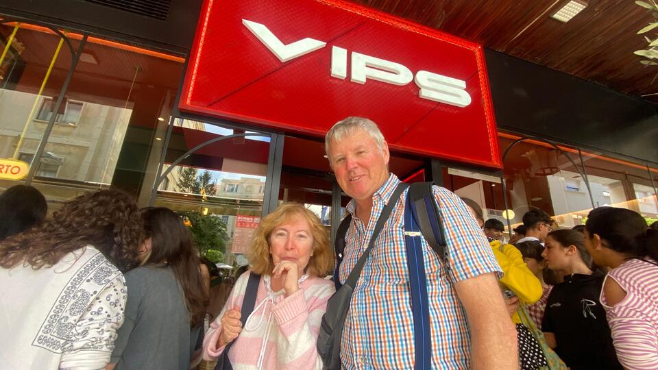 Clara López y Chris Coughland esperando por sus tortitas en el VIPS.