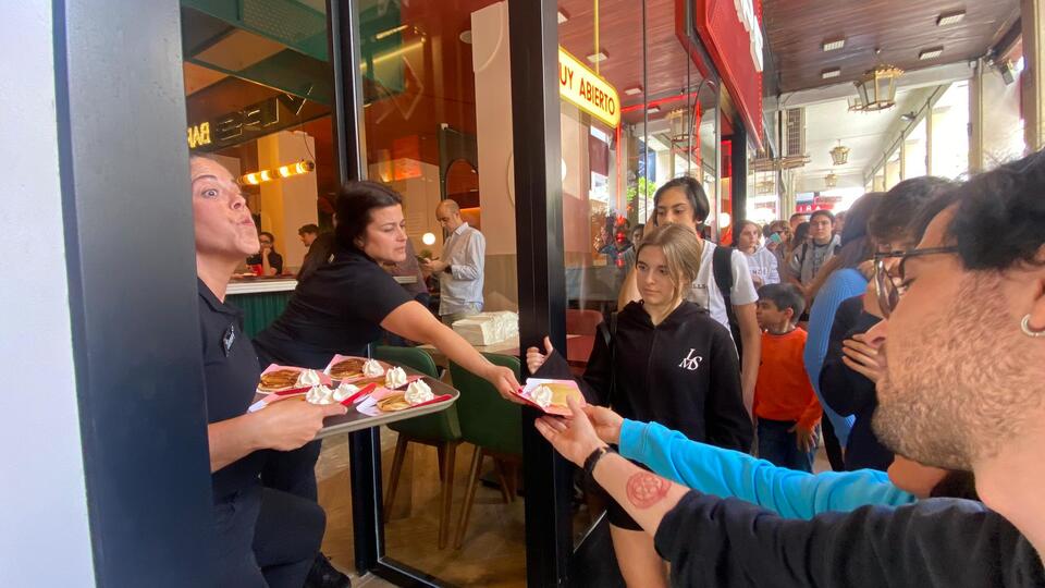 Reparto de tortitas en la inauguración del VIPS.