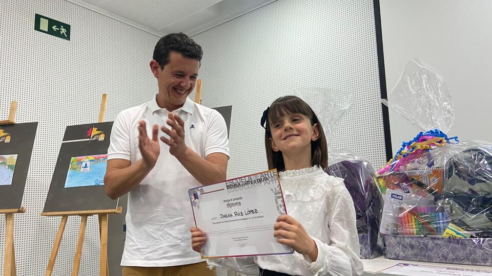 Un momento de la entrega de premios del certamen de dibujo de la Escuela de Arte.