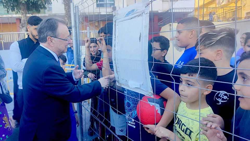 Vivas pide paciencia a los niños que piden entrar a jugar en la plaza Nicaragua
