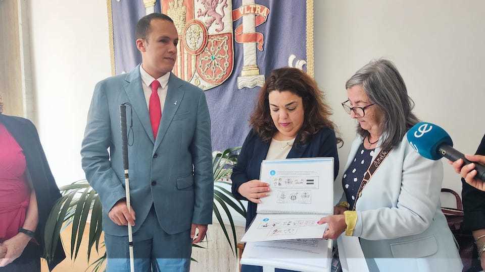 Representantes del CERMI entregan a la delegada de Gobierno, Cristina Pérez, una copia accesible del Artículo 49 de la Constitución