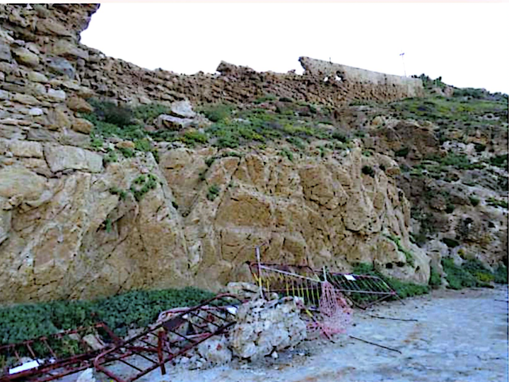 Vallas abandonadas en la cala del Desnarigado