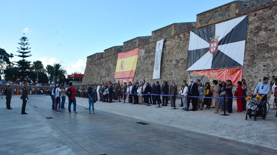 Ejército Comandancia militares izado bandera nacional aniversario proclamación Felipe VI rey 2024