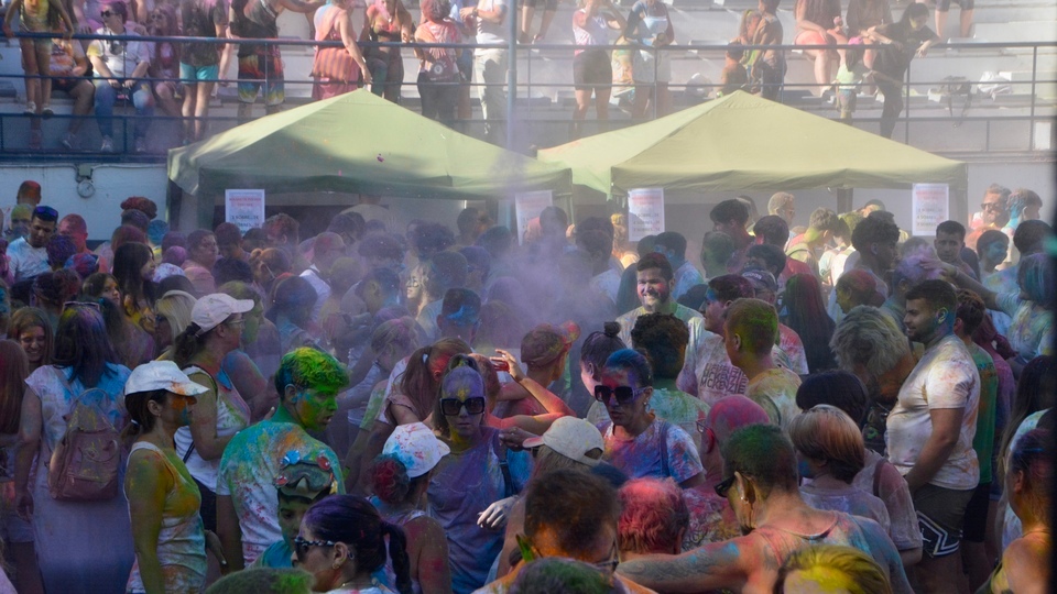 Holi festival colores comunidad hindú 2024