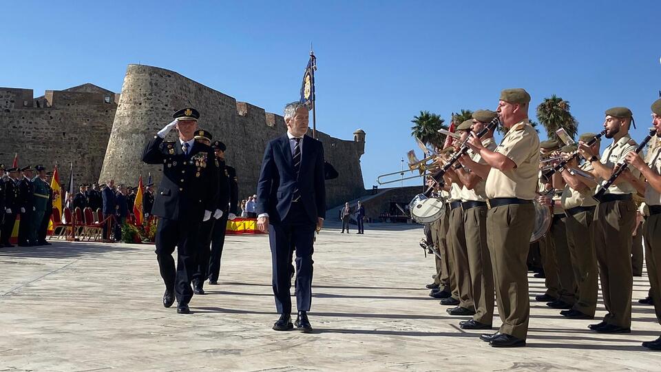 Un momento del acto de entrega de la bandera a la Policía Nacional de Ceuta.