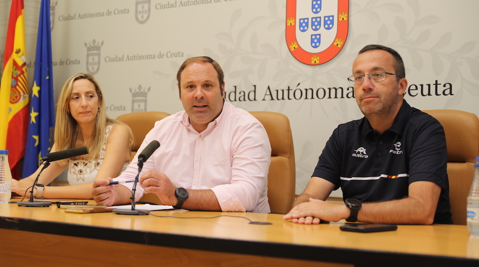 Sergio Aguilera, director general de Deportes; Araceli García, gerente del ICD; y Jorge García, director de competiciones de Fetri en la presentación de la III Edición de la Copa de Europa de Triatlón