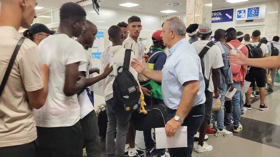 José Manuel Durán, director del CETI, durante la salida extraordinaria de inmigrantes.