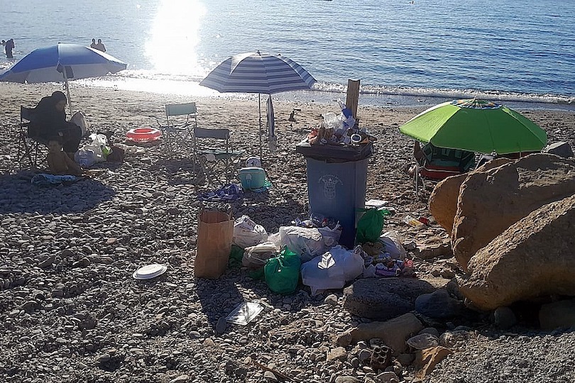 Basura en la playa de San Amaro