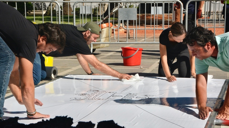 Día de Ceuta 2024 tragsa bandera flores escultura madera